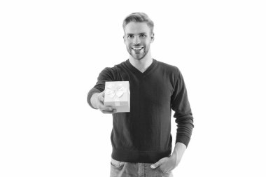 14 Şubat 'taki adam, seçici odaklanma. Genç adam Sevgililer Günü için hediye kutusunu tutuyor. Mutlu yıldönümleri Beyazlar üzerinde izole edilmiş yetenekli bir adam. Doğum günü hediyesi. Parti Erkekleri Günü. Erkekler günü. Doğum günü partisi hediyesi.