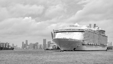 Gemi turu ve deniz seyahati. Lüks yolcu gemisi yolculuğunun havadan görünüşü. Gemi Miami sahil limanından ayrılıyor. Miami turu. Gemi seyahati. Yaz tatilindeki deniz yolculuğunun havadan görünüşü. Gezi eğlencesi.