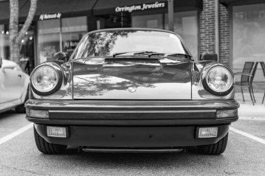 Chicago, Illinois - 29 Eylül 2024: Porsche 911 Carrera Coupe yolda. Porsche 911 Carrera Coupe kırmızısı. Porsche 911 Carrera Coupe Chicago 'da.