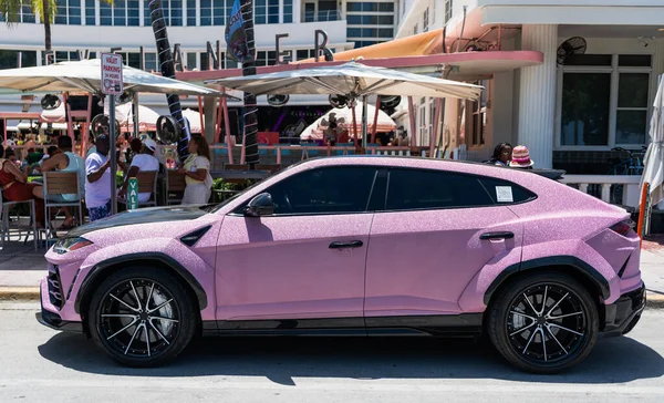 Miami, Florida, ABD - 26 Temmuz 2025 Lamborghini Urus lüks SUV, pırıl pırıl pırıl pırıl pırıl pırıl ayar. Lüks mor renkli Lamborghini Urus. Lamborghini Urus 'un arabası dışarı park edilmiş..