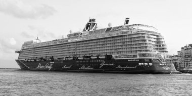 Miami, Florida, ABD - 01 Kasım 2024: TUI Cruises. Gemi turu ve deniz seyahati. Gemi Miami sahil limanından ayrılıyor. Mein Schiff 2 yolcu gemisi yolculuğu. Yaz tatilinde gemi turu. Deniz gezisi.