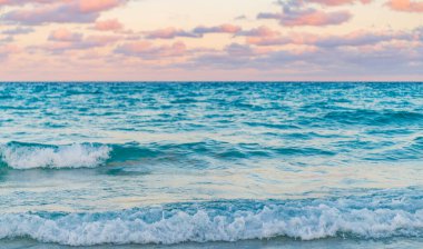 Deniz ufku manzarası. Yaz tatilinde bulutlu gökyüzü ve deniz manzarası. Deniz ufkuyla gökyüzü. Deniz doğarken sakin ufuk manzarası. Deniz manzarasında romantik yaz tatili gündoğumu.