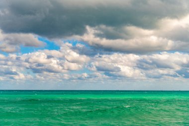 Okyanus sahilinde gün doğumu. Yaz tatilinde gün batımı deniz manzarası. Deniz bulutlu gökyüzü ile ufuk çizgisi. Denizde sakin bir ufuk. Romantik yaz tatili deniz manzarası. Deniz manzarası cenneti.