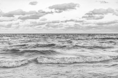Deniz ufku manzarası. Yaz tatilinde bulutlu gökyüzü ve deniz manzarası. Deniz ufkuyla gökyüzü. Deniz doğarken sakin ufuk manzarası. Deniz manzarasında romantik yaz tatili gündoğumu. Uzak deniz ufku.