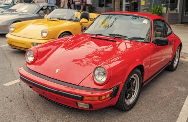 Chicago, Illinois - 29 Eylül 2024: Porsche 911 Carrera Coupe yolda. Porsche 911 Carrera Coupe kırmızısı. Porsche 911 Carrera Coupe Chicago 'da.