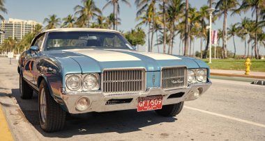 Miami, Florida, ABD - 06 Aralık 2024: Oldsmobile Cutlass Supreme 442 retro car. Oldsmobile Cutlass Supreme 'in eski arabası. Araba Oldsmobile Cutlass dışarı park etmiş. Oldsmobile Cutlass, ön manzara.