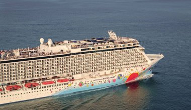 Miami, Florida, ABD - 29 Ocak 2025: Norveç ayrılıkçı yolcu gemisi yolculuğu. Yaz tatilinde gemi turu. Norveç yolcu gemisi. Gemi turu ve deniz seyahati. Gemi Miami limanından ayrılıyor..