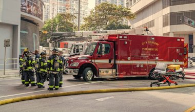 Miami, Florida, ABD - 01 Aralık 2024 Kurtarma görevi için takım elbise giymiş itfaiyeci ekibi. Miami İtfaiyecisi. 911 servisi. Üniformalı itfaiyeci. İtfaiyeci takımı. İtfaiye aracı. Miami 'de itfaiye..
