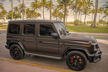 Miami, Florida, ABD - 05 Aralık 2024: 2021 Mercedes Benz G geçiş aracı. Mercedes Benz G tipinde lüks bir araba. Mercedes Benz 'in arabası dışarıda park edilmiş. Mercedes Benz G, köşe görünümü.