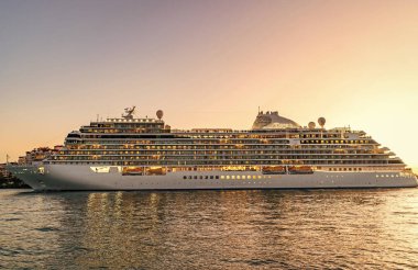 Miami, Florida, ABD - 07 Aralık 2024: 7 deniz Grandeur yolcu gemisi yolculuğu. Yaz tatilinde gemi turu. Naip yedi deniz yolculuğu. Gemi turu ve deniz seyahati. Gemi limandan ayrılıyor..