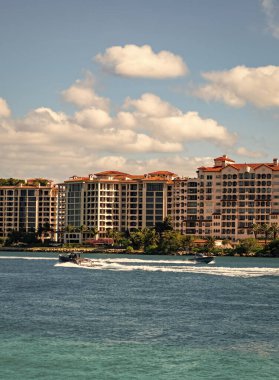 Lüks motorlu tekne yatı. Yat marinaya gidiyor. Tekne ve yat gezisi. Lüks bir yaşam tarzı. Fisher Adası 'nda lüks bir binada yat. Yaz tatili. Fisher Adası Binası. Deniz tatili.