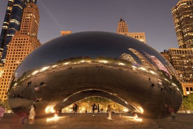 Chicago, Illinois, ABD - 22 Ekim 2024: Fasulye heykeli. Gece manzarası. Chicago Milenyum Şehir Parkı. Bulut Kapısı. Milenyum Parkı Bulut Kapısı heykeli. Geceleri turistik bir yer..