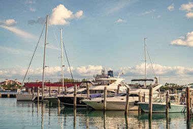 Yat marinası. Lüks yat kiralama. Miami limanı marinası. Yazın lüks bir yat gezisi. Miami plajına demir atmış bir yat. Marina lüks şehir manzarası. Limanda kiralık bir yat. Motorlu tekne limana yanaştı..
