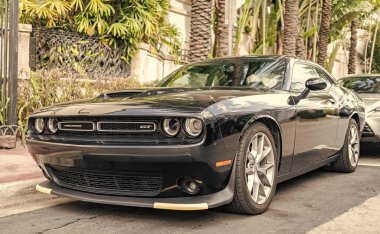 Miami, Florida, ABD - 20 Aralık 2024 Dodge Challenger GT arabası. Dodge Challenger GT tipi lüks bir araba. Dodge Challenger 'ın arabası dışarıda park edilmiş. Dodge Challenger, alçak görüş.