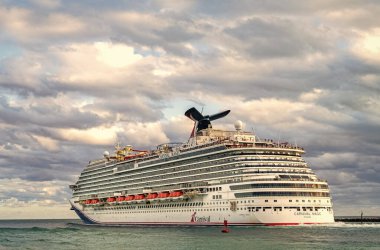 Miami, Florida, ABD - 23 Aralık 2024: Karnaval Magic yolcu gemisi yolculuğu. Yaz tatilinde gemi turu. Karnaval yolcu gemisi. Gemi turu ve okyanusta seyahat. Gemi Miami limanından ayrılıyor..