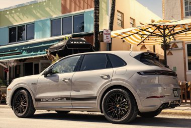 Miami, Florida, ABD - 06 Aralık 2024: 2025 Porsche Cayenne spor arazi aracı. Porsche Cayenne 'in lüks arabası. Porsche Cayenne 'in arabası dışarıda park edilmiş. Porsche Cayenne, köşe manzaralı..