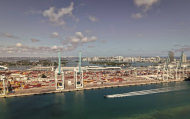Miami, Florida - 4 Şubat 2025: Denizcilik. Miami Limanı. Miami 'deki kargo konteynır depoları, hava manzaralı. Nakliye konteynırı, denizcilik. Kargo konteynırlı Miami hava limanı.