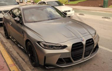 Miami, Florida, ABD - 07 Aralık 2024: BMW M4 Yarışması 2022 spor arabası coupe. BMW M4 yarışmasının lüks arabası. BMW M4 gümüş rengi araba dışarıda park edilmiş. BMW M4 Yarışması, köşe görünümü.