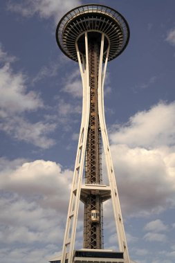 Seattle, Washington, ABD - 26 Temmuz 2024: Modern Seattle mimari simgesi. Uzay iğnesinin mimarisi. Seattle ve Space Needle kulesi. Gökyüzü kadar yüksek mimari simgesi. Seattle dönüm noktası.