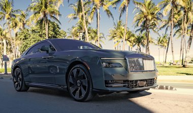 Miami, Florida, ABD - 23 Kasım 2024: Rolls Royce Spectre 2024 elektrikli araba. Rolls Royce Spectre modelinin lüks elektrikli arabası. Rolls Royce 'un arabası dışarıda park edilmiş. Rolls Royce, yan görüş..