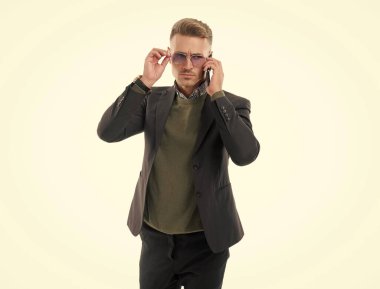 İş görüşmesi. Akıllı telefonda ciddi bir adam konuşması. Telefon var. Mobil iletişim. İletişim. İş adamı CEO 'su, beyaz telefondan izole edilmiş bir şekilde konuşuyor. Olgun iş adamı telefon görüşmesi yapar..