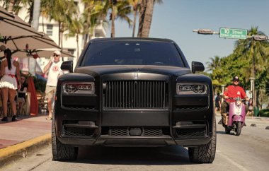 Miami, Florida, ABD - 06 Aralık 2024 Rolls Royce Cullinan 2024 çapraz otomobil. Rolls Royce Cullinan 'ın çapraz arabası. Araba Rolls Royce Cullinan dışarı park etmiş. Rolls Royce Cullinan, ön manzara..