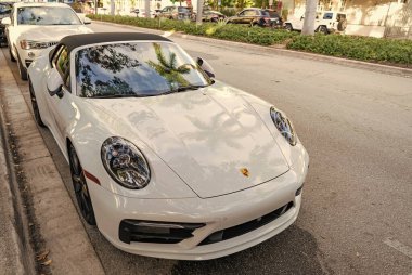 Miami, Florida, ABD - 9 Aralık 2024: beyaz 2022 Porsche 911 Carrera GTS üstü açık spor araba. Porsche Carrera GTS tipi spor araba. Porsche Carrera 'nın arabası dışarıda. Porsche 911 Carrera, köşe manzaralı.