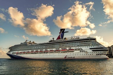 Miami, Florida, ABD - 10 Aralık 2024: Karnaval Gündoğumu yolcu gemisi yolculuğu. Yaz tatilinde gemi turu. Karnaval yolcu gemisi. Gemi turu ve deniz seyahati. Gemi Miami limanından ayrılıyor..