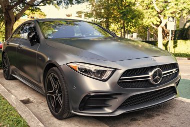 Miami, Florida, ABD - 09 Aralık 2024 Mercedes Benz CLS 2019 amg turbo araba. Mercedes Benz CLS tipi lüks bir araba. Mercedes Benz 'in arabası dışarıda park edilmiş. Mercedes Benz CLS, köşe görünümü.