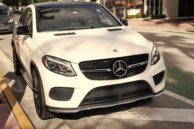 Miami, Florida, ABD - 17 Aralık 2024 Mercedes Benz GLE coupe. Mercedes Benz GLE tipi lüks bir araba. Beyaz Mercedes Benz GLE dışarıda park edilmiş. Mercedes Benz GLE, köşe görünümü.