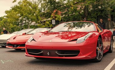 Chicago, Illinois - 29 Eylül 2024: Ferrari 458 Italia kırmızı renk. Ferrari 458 Italia caddeye park etmiş. Köşeden bak. Lüks Ferrari 458 İtalya Chicago 'da
