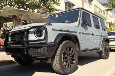 Miami, Florida, ABD - 24 Kasım 2024 Mercedes Benz G 2025 SUV otomobil. Mercedes Benz G SUV tipi lüks bir araba. Mercedes Benz 'in arabası dışarıda park edilmiş. Mercedes Benz G, köşe görünümü.