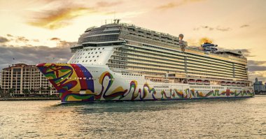 Miami, Florida, ABD - 23 Aralık 2024: Norveç yolcu gemisi yolculuğu. Yaz tatilinde gemi turu. Norveç yolcu gemisi. Gemi turu ve deniz seyahati. Gemi Miami limanından ayrılıyor..
