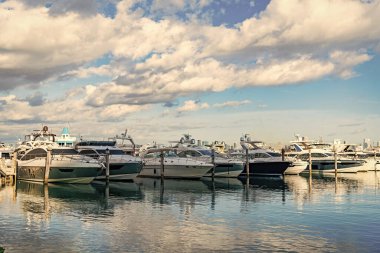 Miami plajına demir atmış bir yat. Marina lüks şehir manzarası. Limanda kiralık bir yat. Yat marinası. Lüks yat kiralama. Miami limanı marinası. Yazın lüks bir yat gezisi. Miami Körfezi.