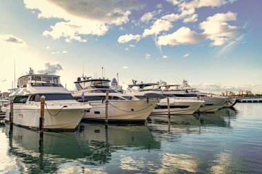Lüks yat marinası. Lüks bir yat limanında. Lüks bir yaşam tarzı. Denizdeki sürat teknesi. Tekne kiralama. Lüks marina. Sefer teknesi denizde yüzüyor. Tekne turizmi. Deniz marinası..