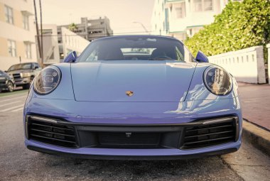 Miami, Florida, ABD - 06 Aralık 2024 Porsche 911 Carrera üstü açık spor yara izi. Üstü açık Porsche Carrera. Porsche Carrera 'nın arabası dışarıda park edilmiş. Porsche Carrera spor arabası, yan görüş.