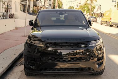 Miami, Florida, ABD - 18 Aralık 2024: Range Rover Sport 2025 SUV otomobil. Range Rover Sport tarzı lüks bir araba. Range Rover 'ın arabası dışarıda park edilmiş. Crossover Range Rover Sport, ön görünüm.