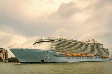 Gemi turu. Seyahat macerası. Hava manzaralı lüks yolcu gemisi yolculuğu. Gemi limandan ayrılıyor. Miami turu. Gemi seyahati. Yaz tatilinde hava seyahati. Okyanus gemisi.