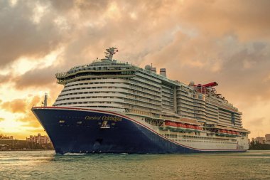 Miami, Florida, ABD - 16 Aralık 2024: Karnaval yolcu gemisi. Gemi turu ve deniz seyahati. Gemi Miami limanından kalkıyor. Karnaval yolcu gemisi seyahati. Yaz tatilinde gezmek.