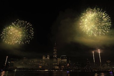 New York Manhattan havai fişekleri arifesinde. Manhattan 'da havai fişekler. New York 4 Temmuz Havai fişekleri. Flashing Fireworks ile New York City Skyline Manhattan. Bağımsızlık Günü