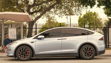 Miami, Florida, ABD - 18 Kasım 2024: Tesla Model X 2022 elektrikli araba. Tesla Model X tipi lüks elektrikli araba. Tesla Model X 'in arabası dışarıda park edilmiş. Tesla Model XG, yan görünüm.
