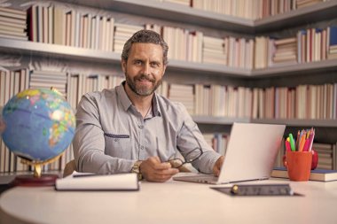 uzak özel eğitim. Bilgi ve eğitim. Öğretmen dizüstü bilgisayarda çalışıyor. Bilgi işlem sistemleri. Öğretmen sanal sınıflarla uzaktan eğitim alıyor. uzaktan eğitim. öğretmen çevrimiçi uzaktan öğretiyor.