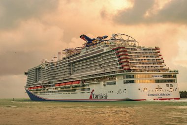 Miami, Florida, ABD - 16 Aralık 2024: Karnaval yolcu gemisi yolculuğu. Yaz tatilinde gemi turu. Karnaval yolcu gemisi. Gemi turu ve deniz seyahati. Gemi Miami sahil limanından ayrılıyor..
