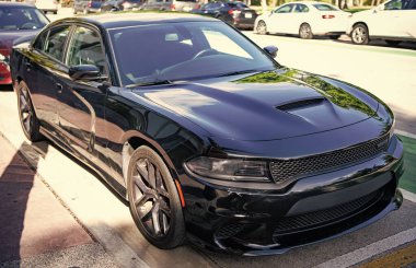 Miami, Florida, ABD - 17 Aralık 2024: Siyah 2023 Dodge Charger GT arabası. Dodge Charger GT tipi lüks bir araba. Dodge Charger GT 'nin arabası, dışarıda park edilmiş. Dodge Charger GT, köşe görünümü.