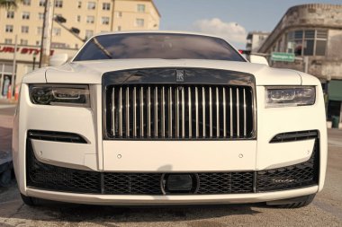 Miami, Florida, ABD - 12 Aralık 2024: Beyaz Rolls Royce Hayalet 2021 sedan araba. Rolls Royce Hayalet modelinin lüks sedan arabası. Rolls Royce 'un arabası dışarıda park edilmiş. Rolls Royce, ön manzara..