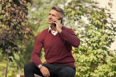 Telefon var. Mobil bağlantı. Akıllı telefonlu bir iş adamı. İş iletişimi. Modern iletişim. Adam dışarıda telefonla konuşuyor. Olgun adam çağırıyor. Telefonda ilham verici bir adam konuşması. Boş zamanın tadını çıkar..