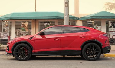 Miami, Florida, ABD - 15 Aralık 2024: kırmızı Lamborghini Urus 2022 çapraz otomobil. Lamborghini Urus tipi lüks bir arazi aracı. Lamborghini Urus 'un arabası dışarıda park edilmiş. Lamborghini Urus, yan görüş.