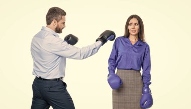 İş adamları savaşmaya hazır. İş rekabeti. Beyazlara izole edilmiş boks eldivenli iş adamları. İş rekabeti. İş ortakları arasındaki şirket rekabeti. Kötü çalışma sonuçları.