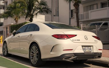 Miami, Florida, ABD - 11 Aralık 2024: beyaz Mercedes Benz C257 lüks sedan. Mercedes Benz C257 tipi lüks bir sedan araba. Mercedes Benz 'in arabası dışarıda park edilmiş. Mercedes Benz C257, köşe manzaralı..