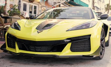 Miami, Florida, ABD - 19 Aralık 2024 Chevrolet Corvette Chevy spor arabası. Chevrolet Corvette 'in spor arabası. Chevy Corvette 'in arabası dışarıda park edilmiş. Chevrolet Corvette, köşe manzaralı..